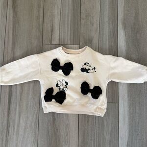 Zara Girls Disney Minnie Mouse Bow sweater Cream and Black Graphic Sweatshirt